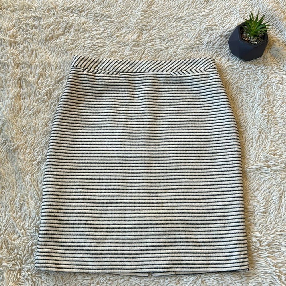 Halogen Women's Skirt Straight Pencil White Black Striped Zipper Classy size 4